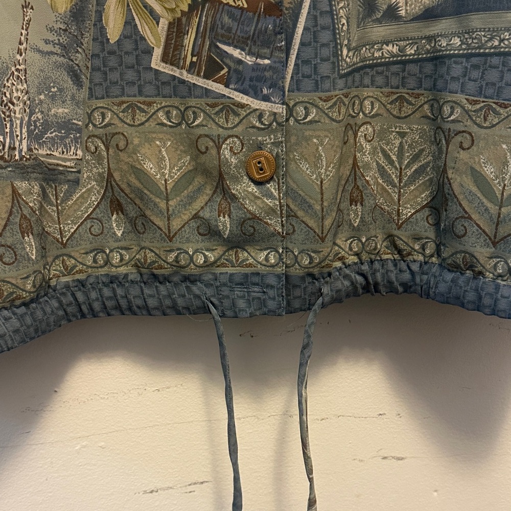 Teddi NWT XL Blue Leaf Print Shirt with Buttons and draw string on bottom - Picture 4 of 7